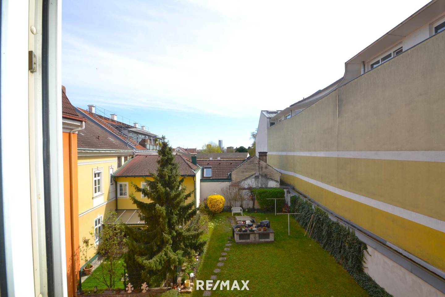 Wohnung im Zentrum mit Tiefgaragenplatz und Gartenblick