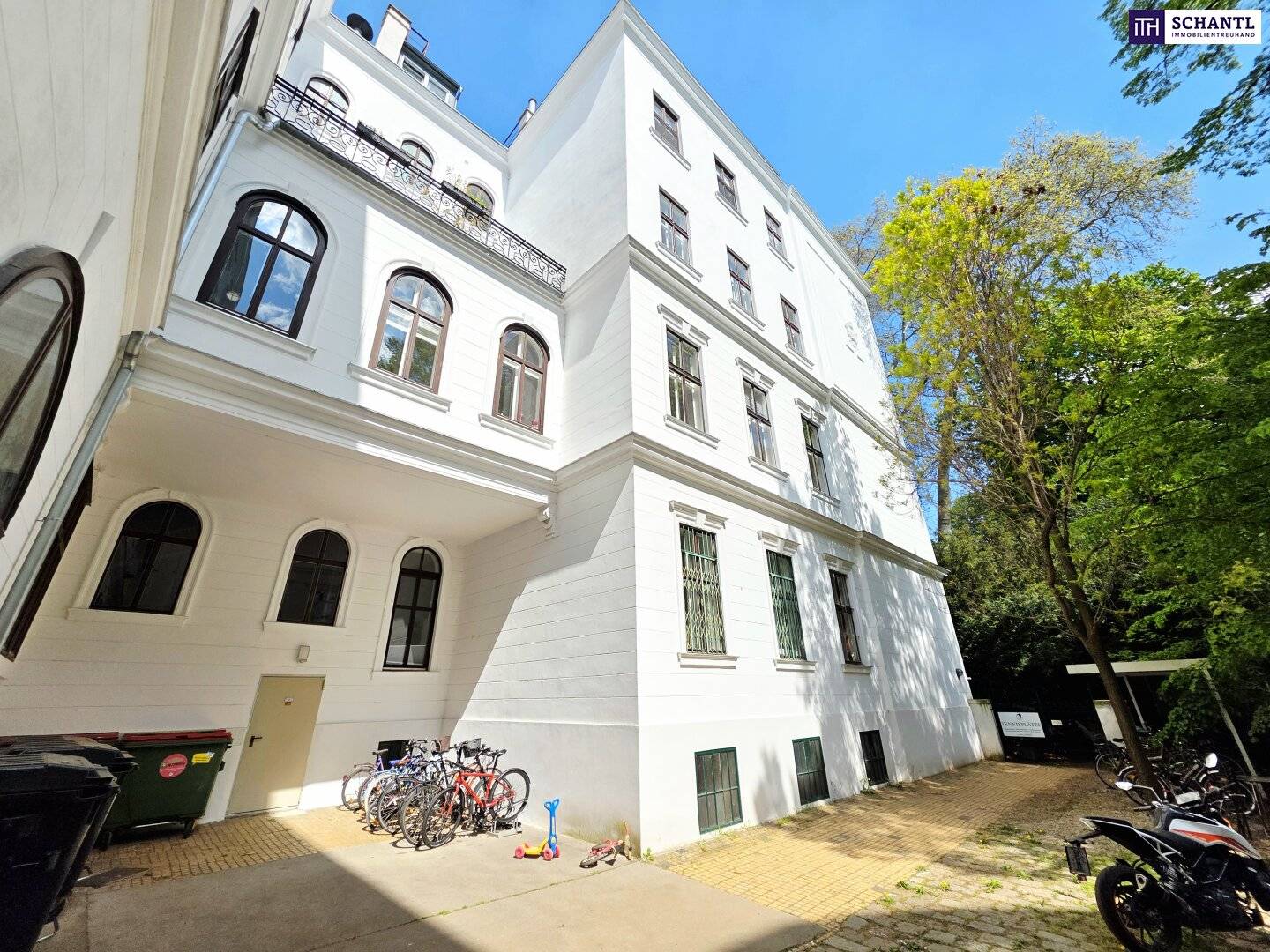 Wohnung with historic charm and plasterwork in prime location near Liechtensteinpark