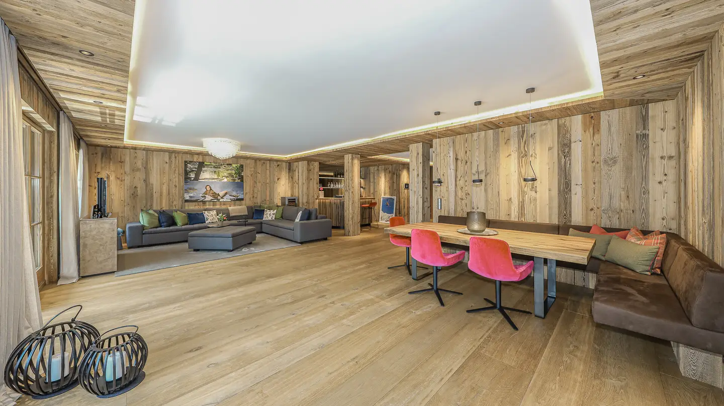 Wohnung mit großzügigen Terrassen und Pool