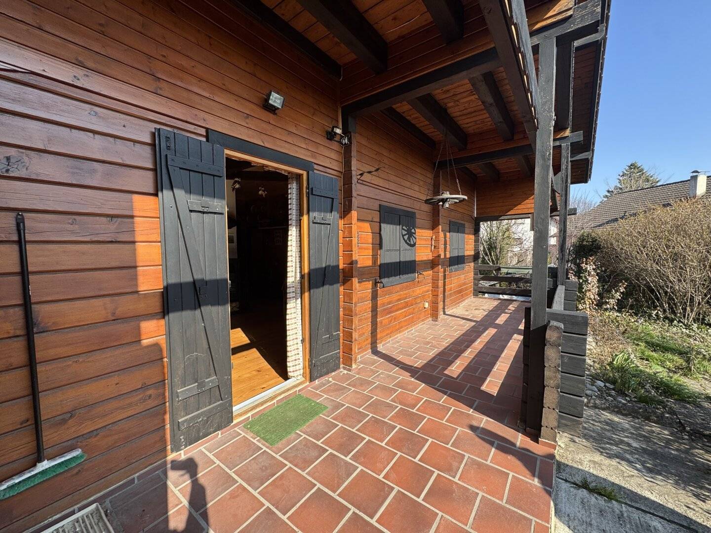 Sonniges Blockhaus mit Pool, Balkon &amp; Gartenidylle in Sollenau