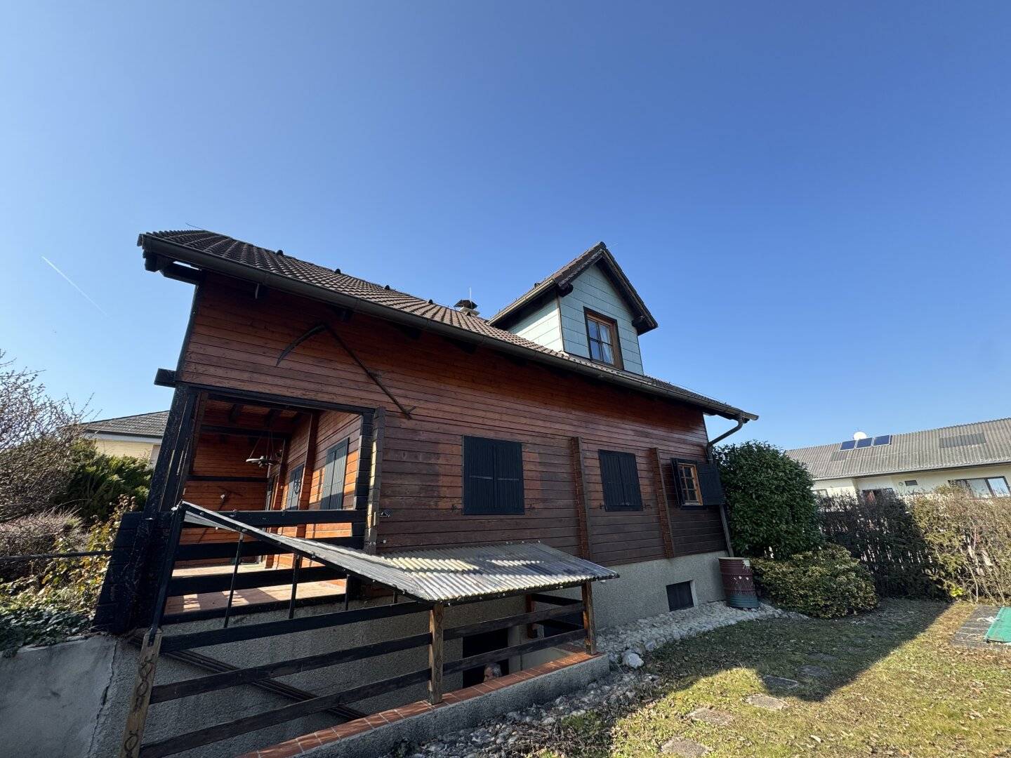 Sonniges Blockhaus mit Pool, Balkon &amp; Gartenidylle in Sollenau
