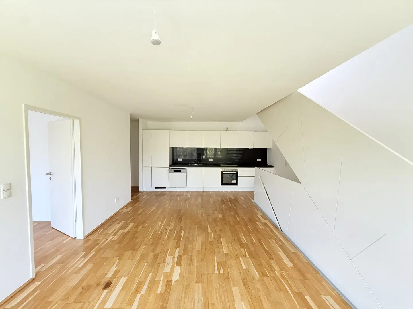 3-Rm Triplex Apt w/ Garden & Roof Terrace
