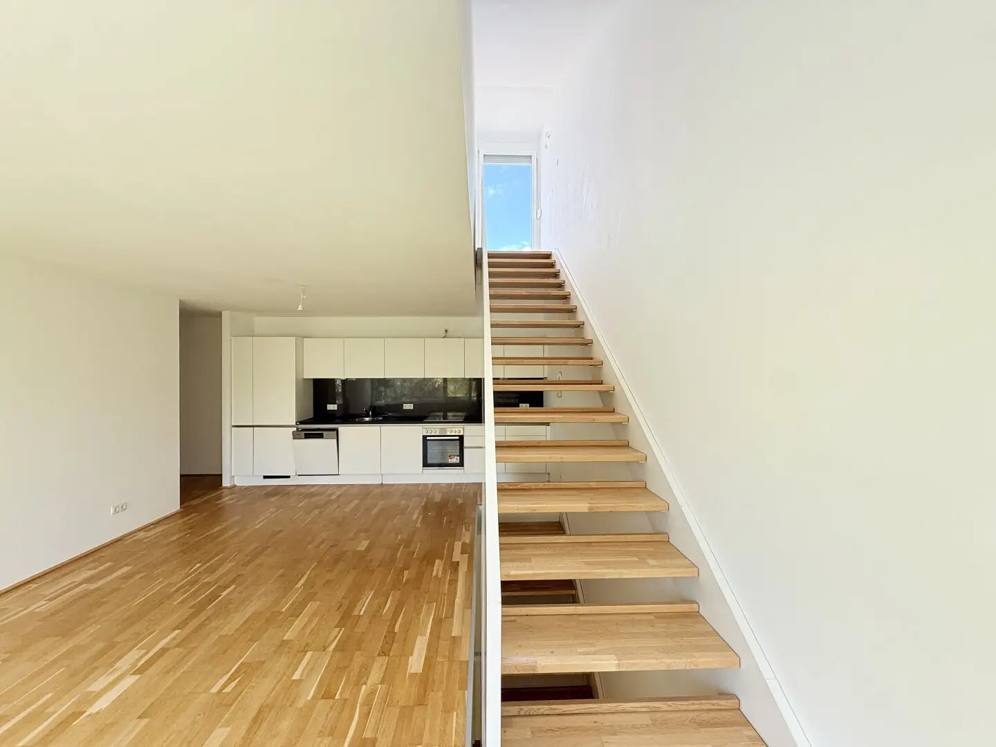3-Rm Triplex Apt w/ Garden & Roof Terrace