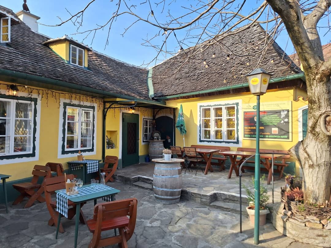 Grinzing: Investment with Tavern