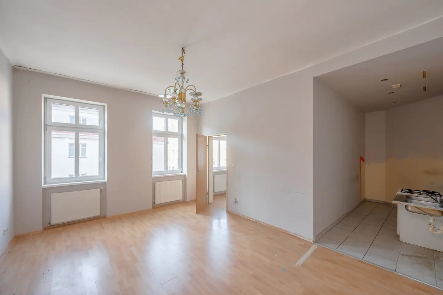 Old building apartment with design potential