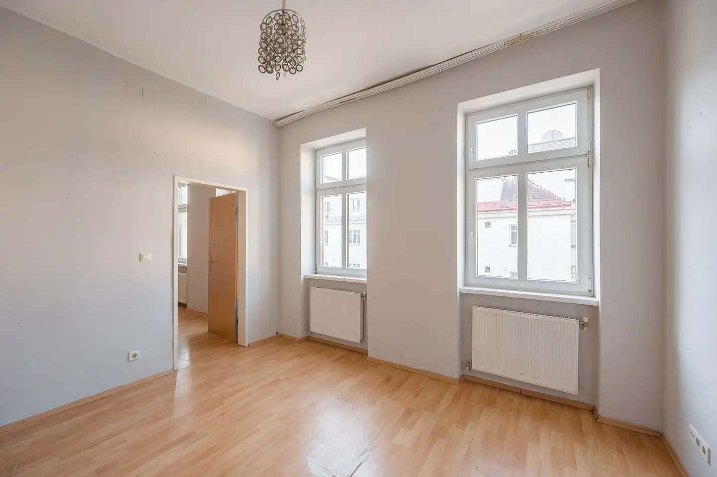 Old building apartment with design potential