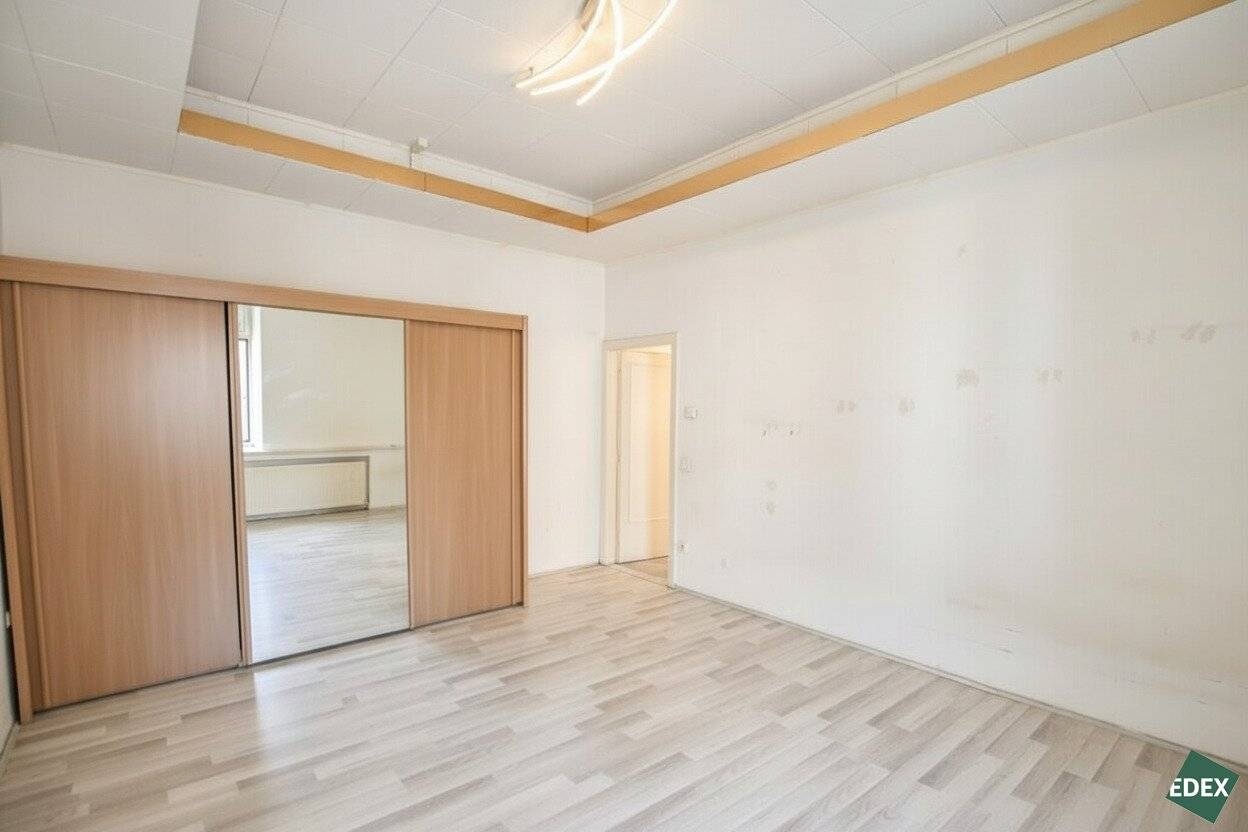 1-Zimmer-Wohnung mit Sanierungsbedarf und Potenzial zur 2-Zimmer-Lösung bei der U3
