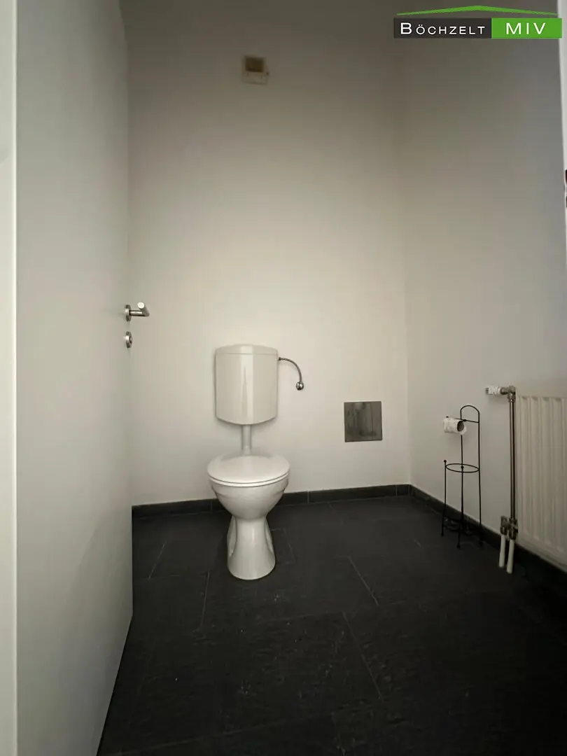 Bright and spacious apartment near the city center and train station