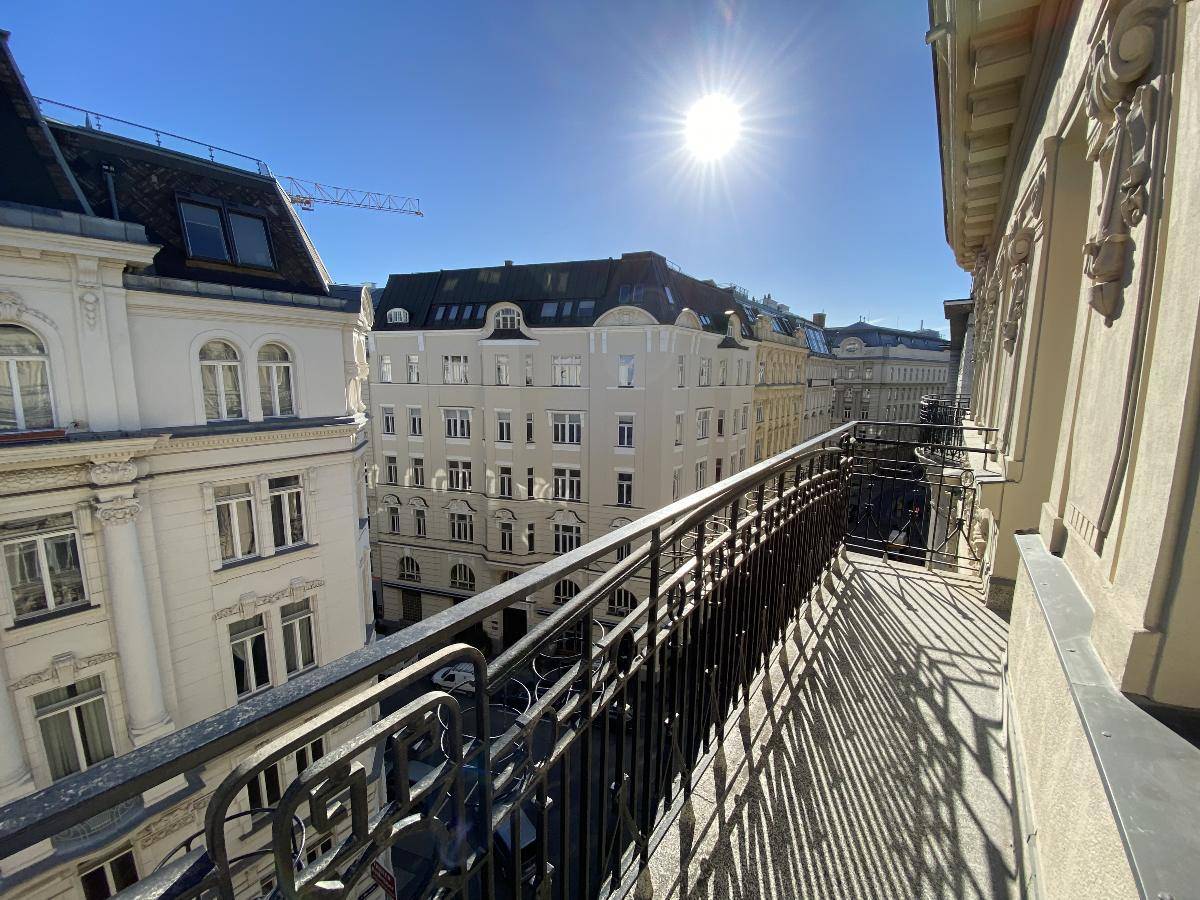 2-Room Altbau Apt with Balcony, 1010 Vienna