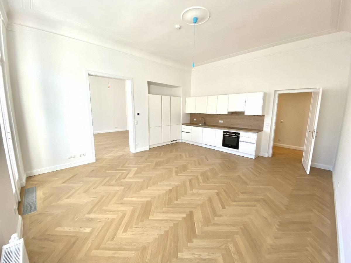 2-Room Altbau Apt with Balcony, 1010 Vienna