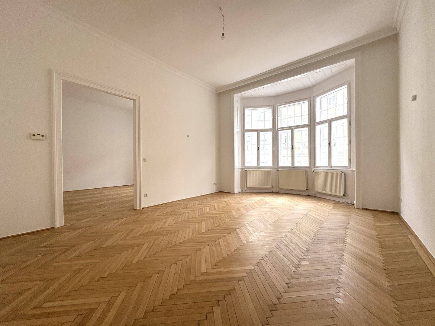 Altbauwohnung im Mezzanin ruhige Lage