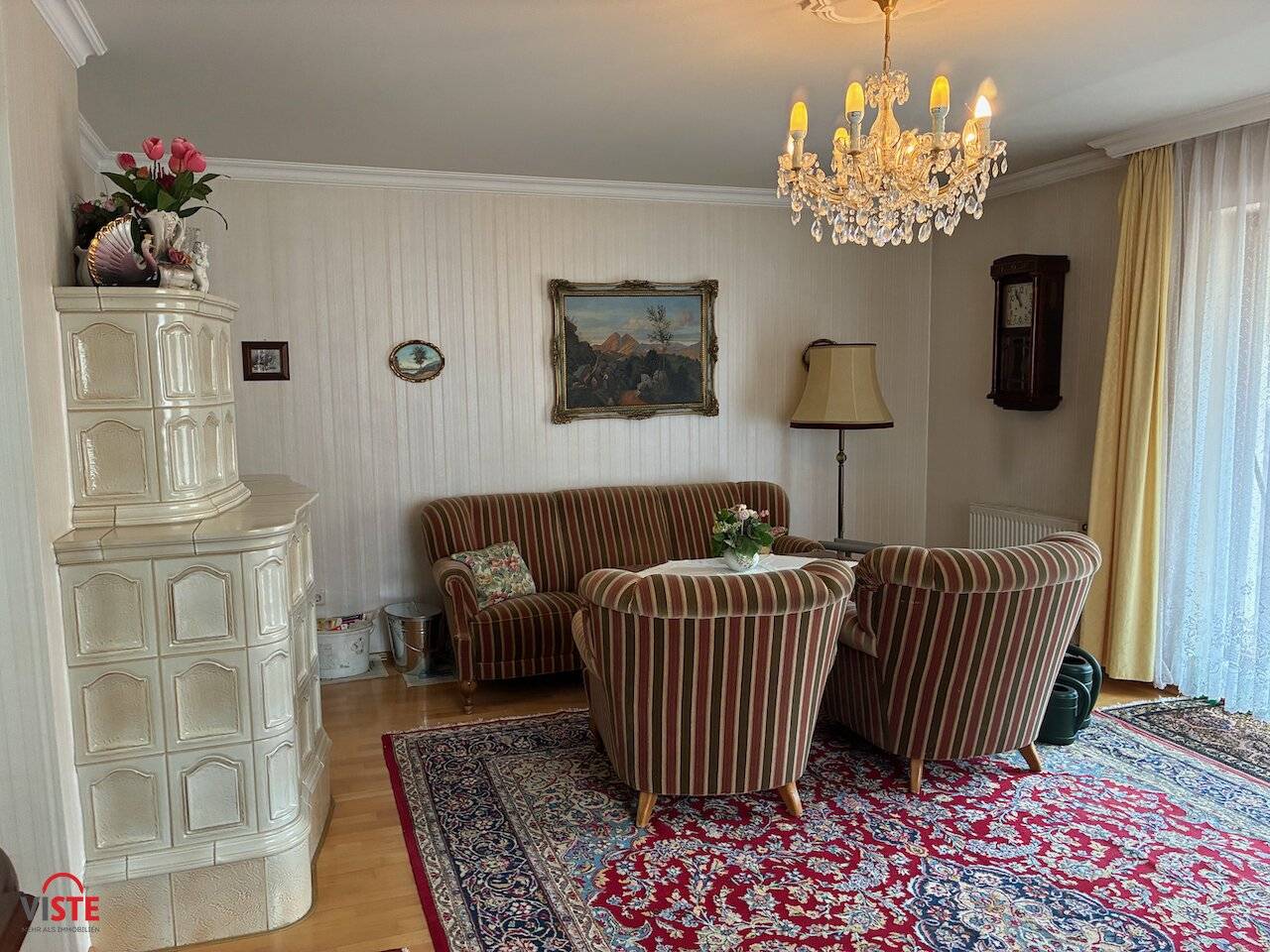Wohnzimmer mit Kachelofen