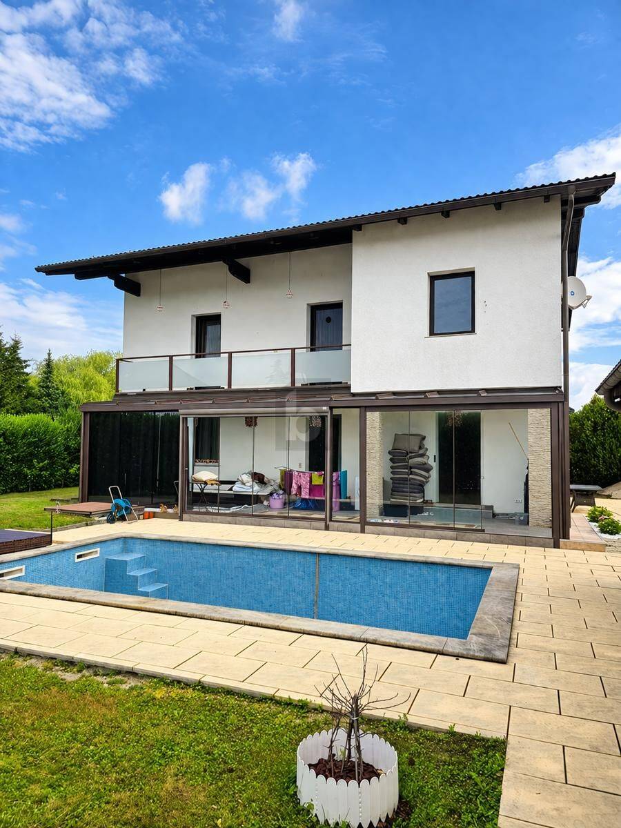 Gepflegtes Zuhause mit Pool und Sommergarten Familienwohnung
