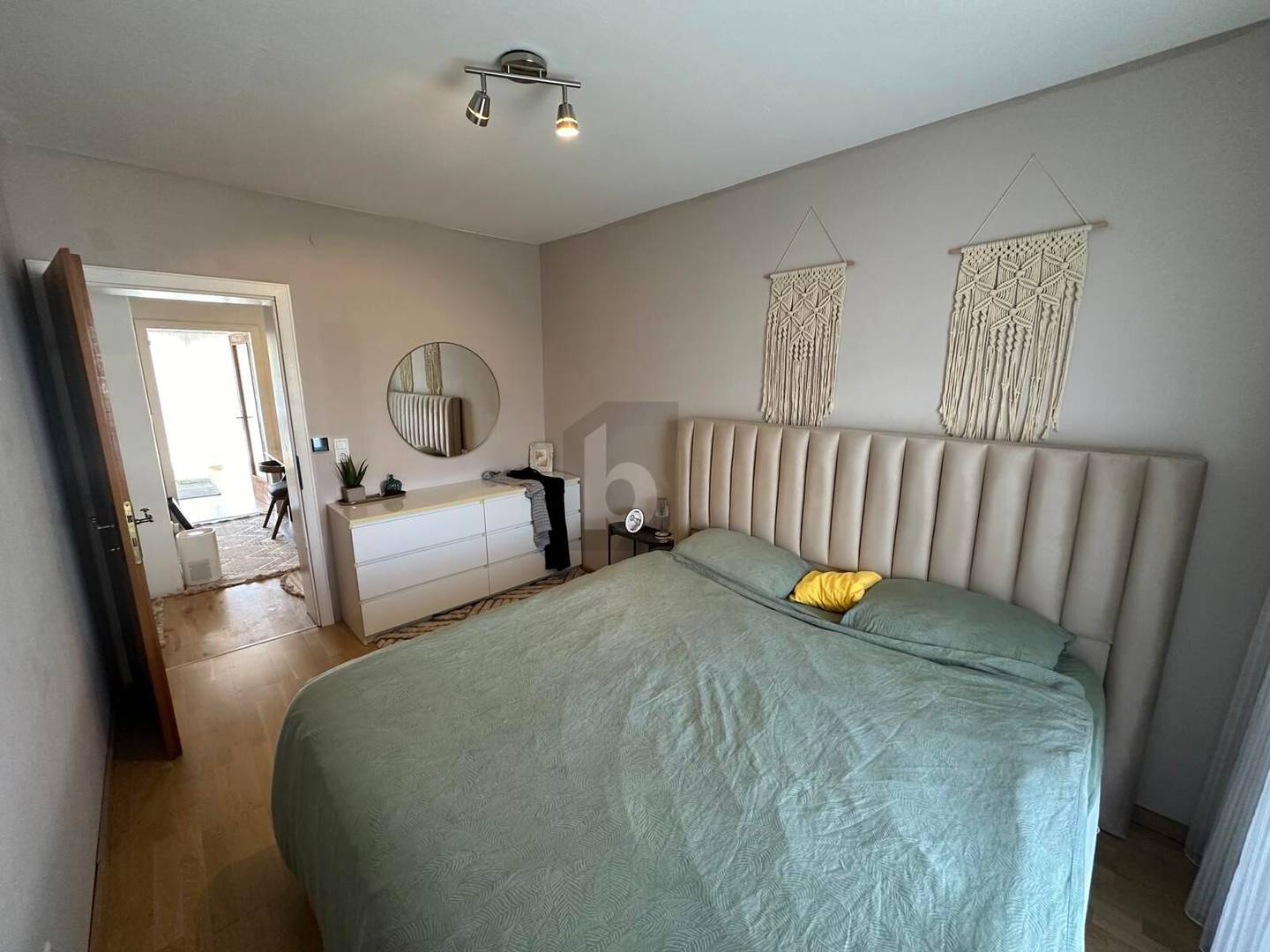 Light filled ground floor apartment with private garden and mountain view