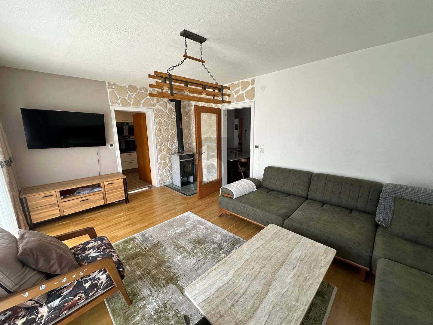 Light filled ground floor apartment with private garden and mountain view