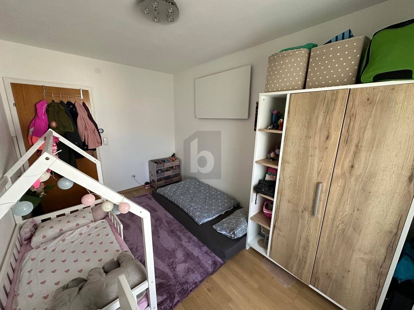 Light filled ground floor apartment with private garden and mountain view