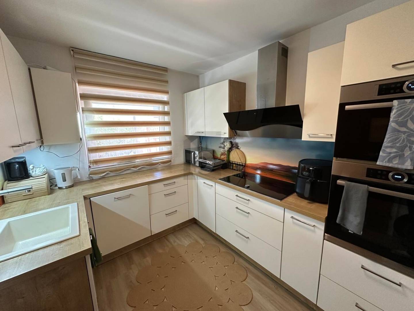 Light filled ground floor apartment with private garden and mountain view