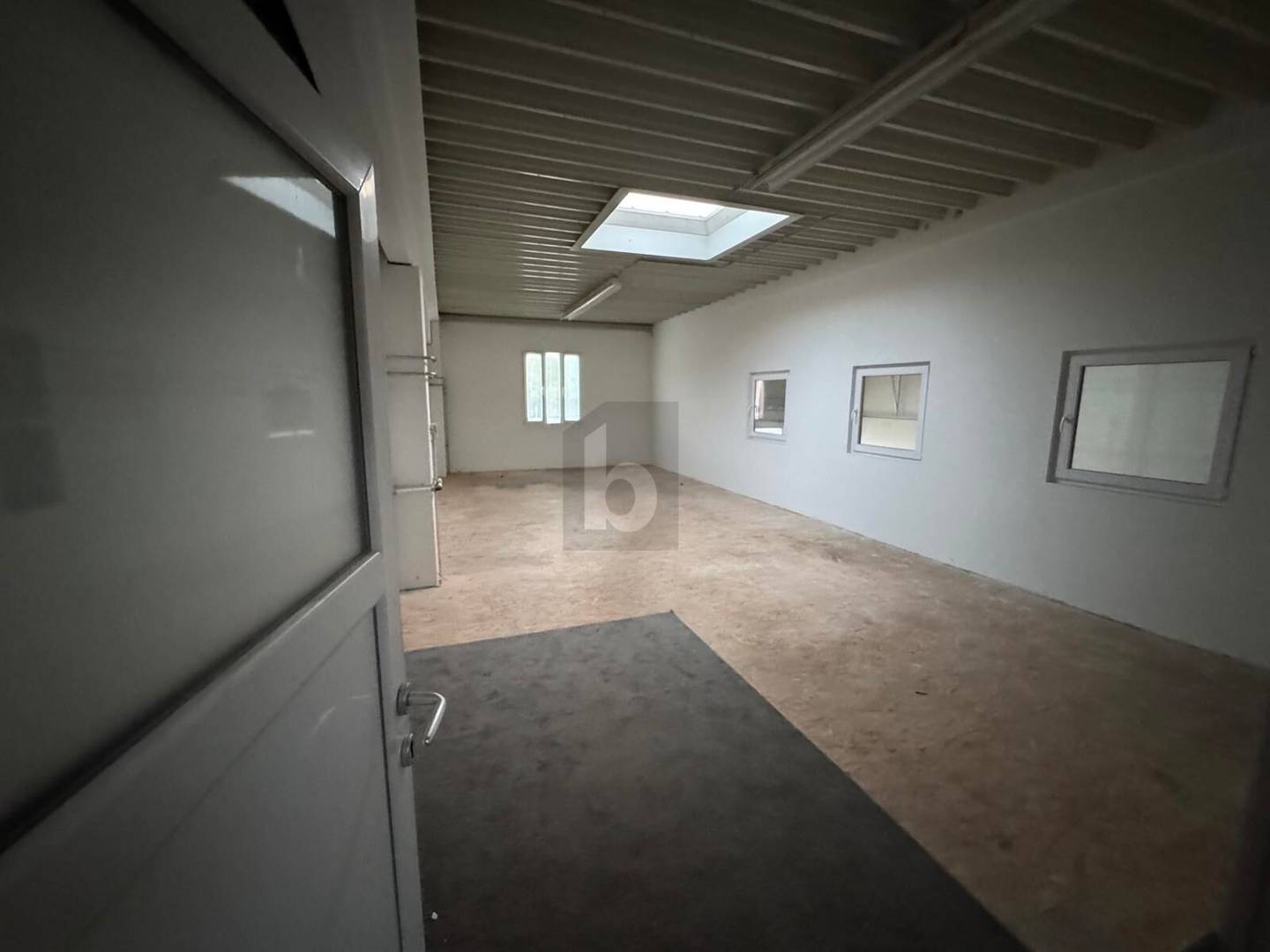 Bright hall with office and ample parking Loftwohnung
