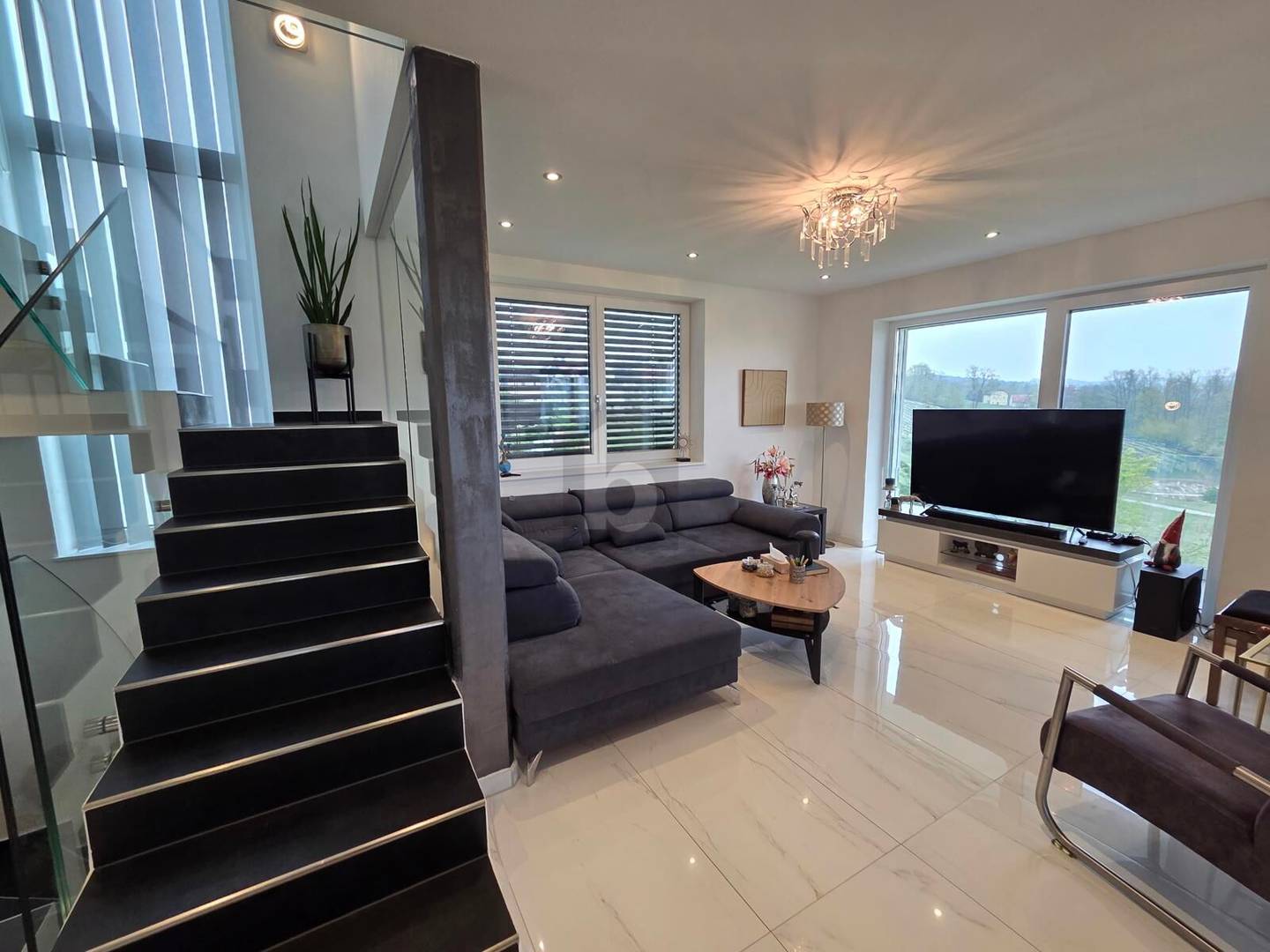 Neuwertige Familienwohnung mit Garten und Golfplatzblick