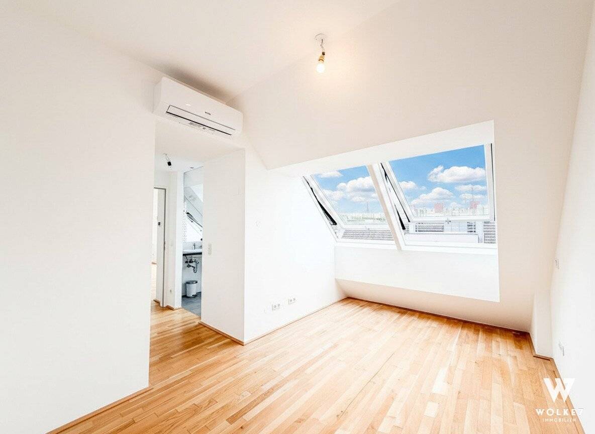Helle Dachgeschosswohnung mit Terrasse nahe U3