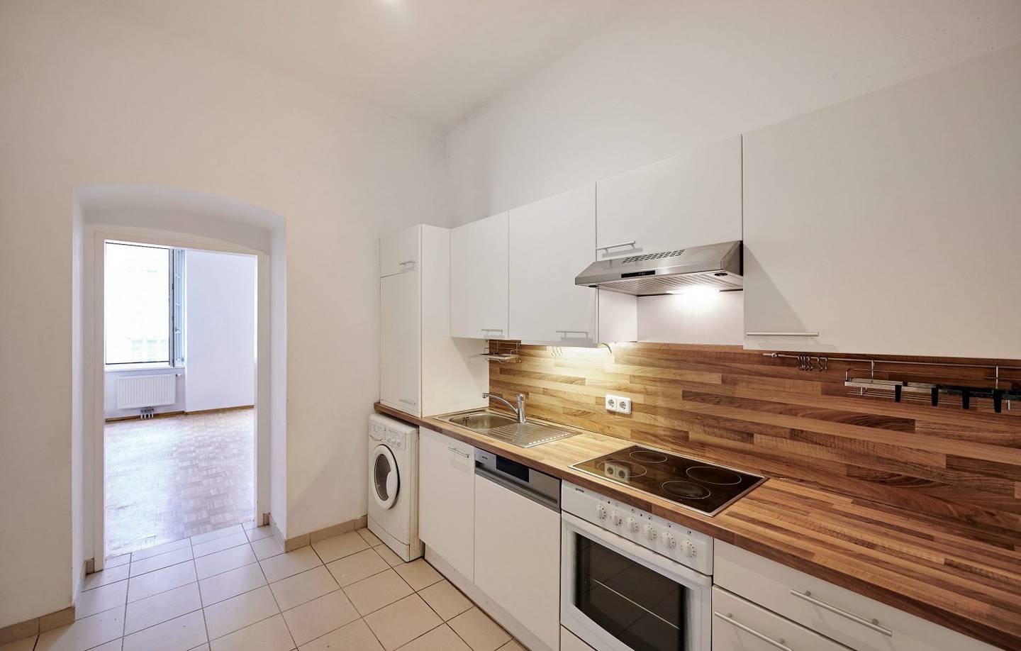 Bright apartment in historic building with elevator