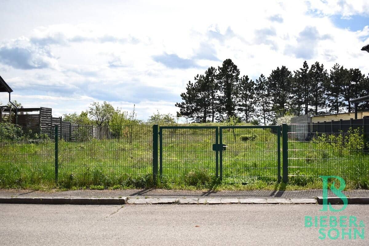 Sunny 853m² Plot in Baden