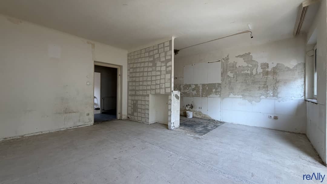 Renovierungsbedürftige 2 Zimmer Wohnung mit offener Küche