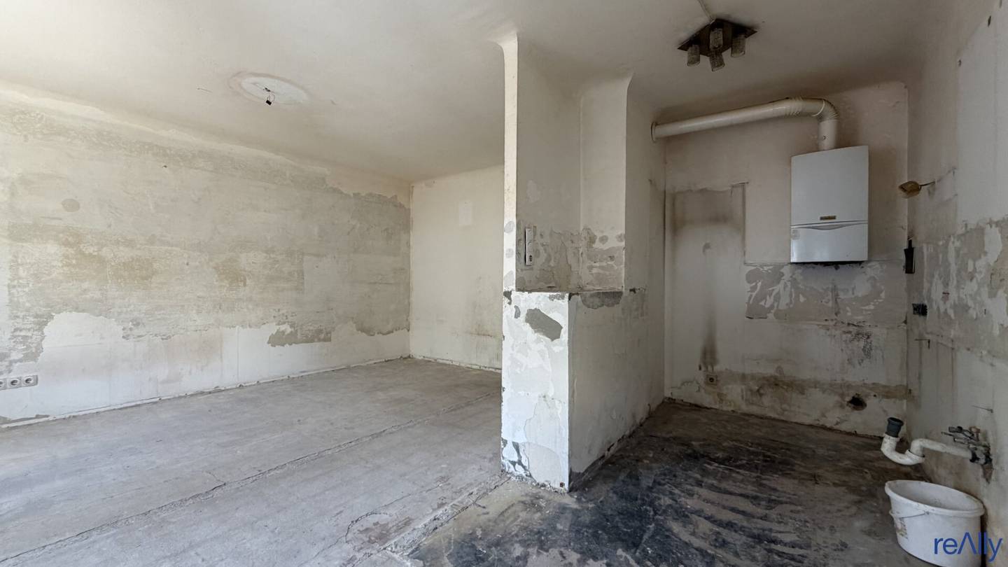 Renovierungsbedürftige 2 Zimmer Wohnung mit offener Küche