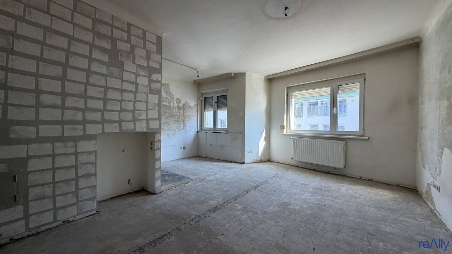 Renovierungsbedürftige 2 Zimmer Wohnung mit offener Küche