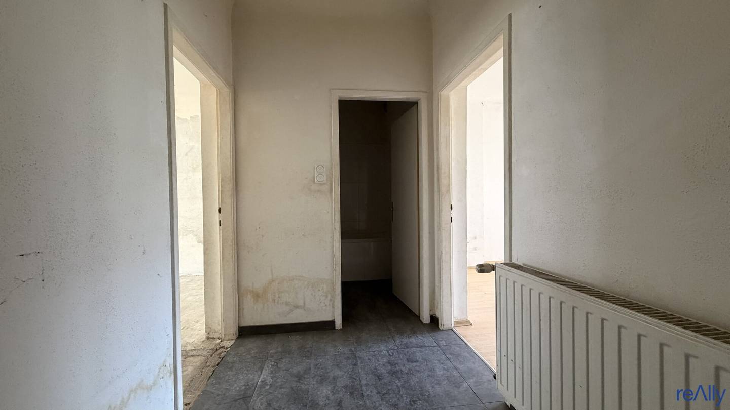 Renovierungsbedürftige 2 Zimmer Wohnung mit offener Küche