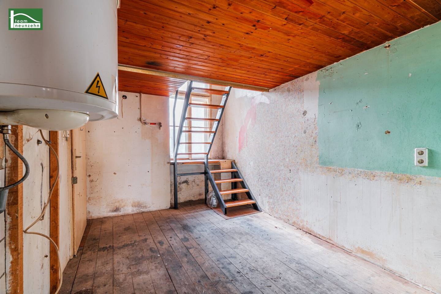 Excellent city apartment (in need of renovation) in the sought-after Gründerzeit building in immediate proximity to Mariahilfer Straße - U-Bahn U3