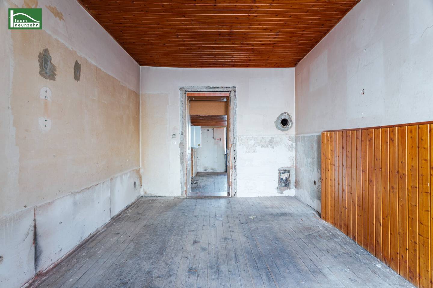 Excellent city apartment (in need of renovation) in the sought-after Gründerzeit building in immediate proximity to Mariahilfer Straße - U-Bahn U3