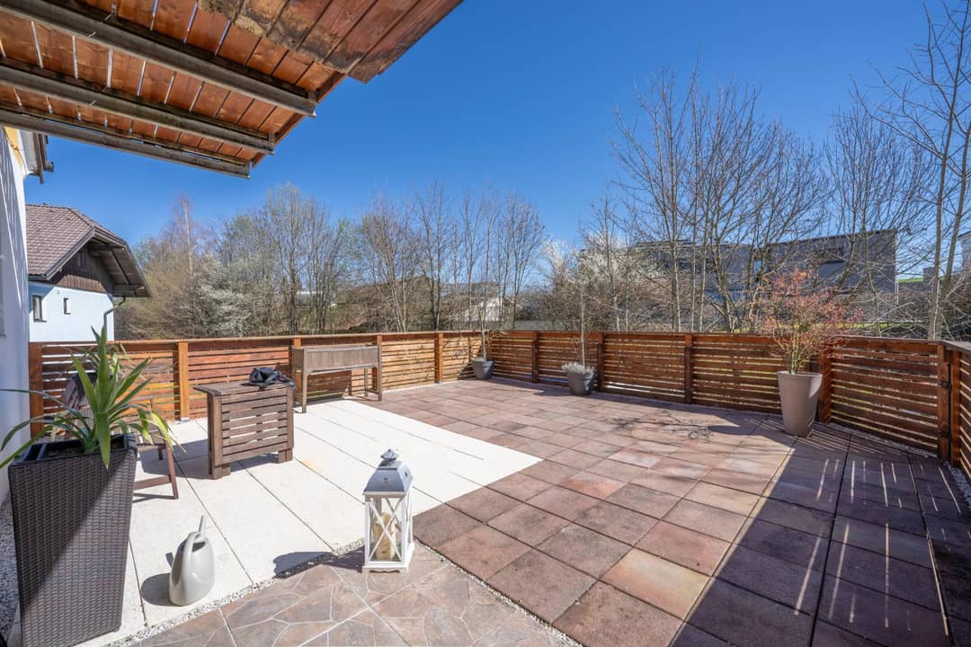 Wohnung mit 50 m² Terrasse und zwei Stellplätzen