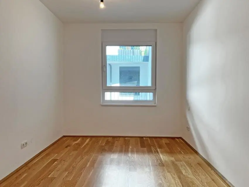 Near new apartment with balcony in the town center