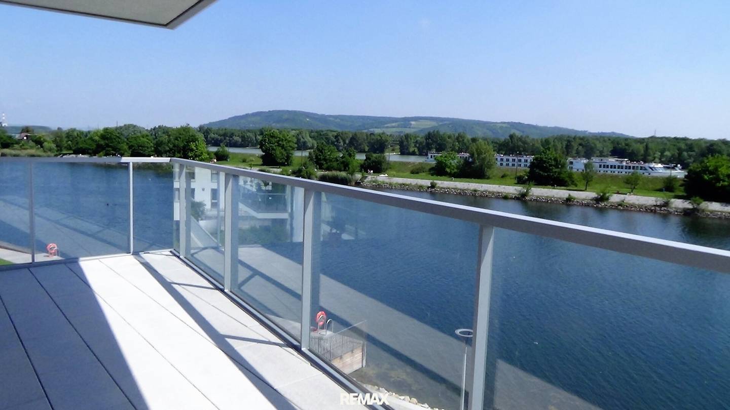 Apartment directly on the water with terrace
