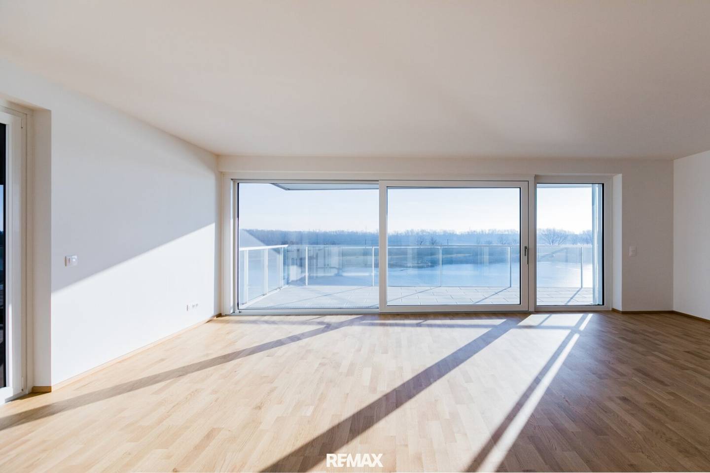 Apartment directly on the water with terrace