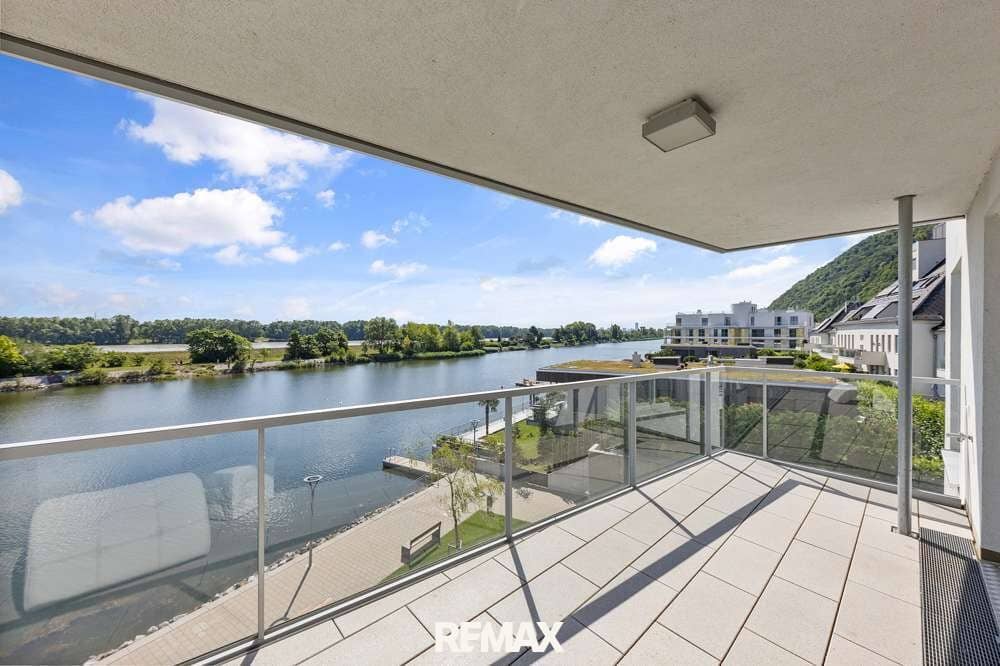 Apartment directly on the water with terrace