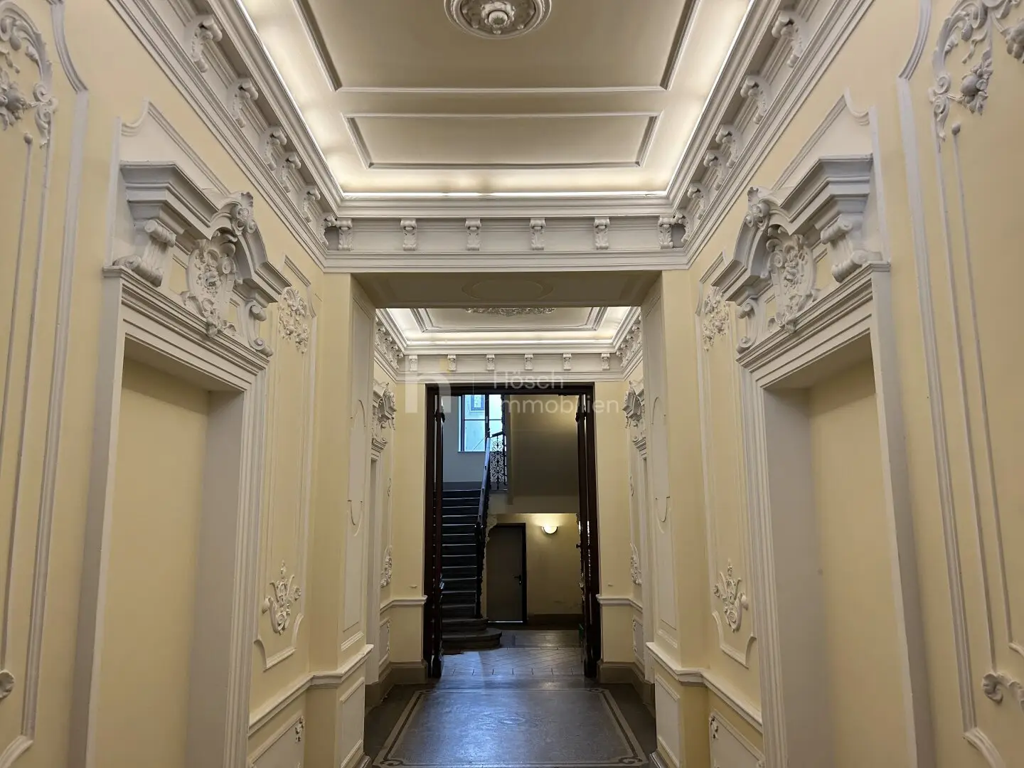 Short-term rental in a top location, two units in need of renovation with Airbnb & Co. possible