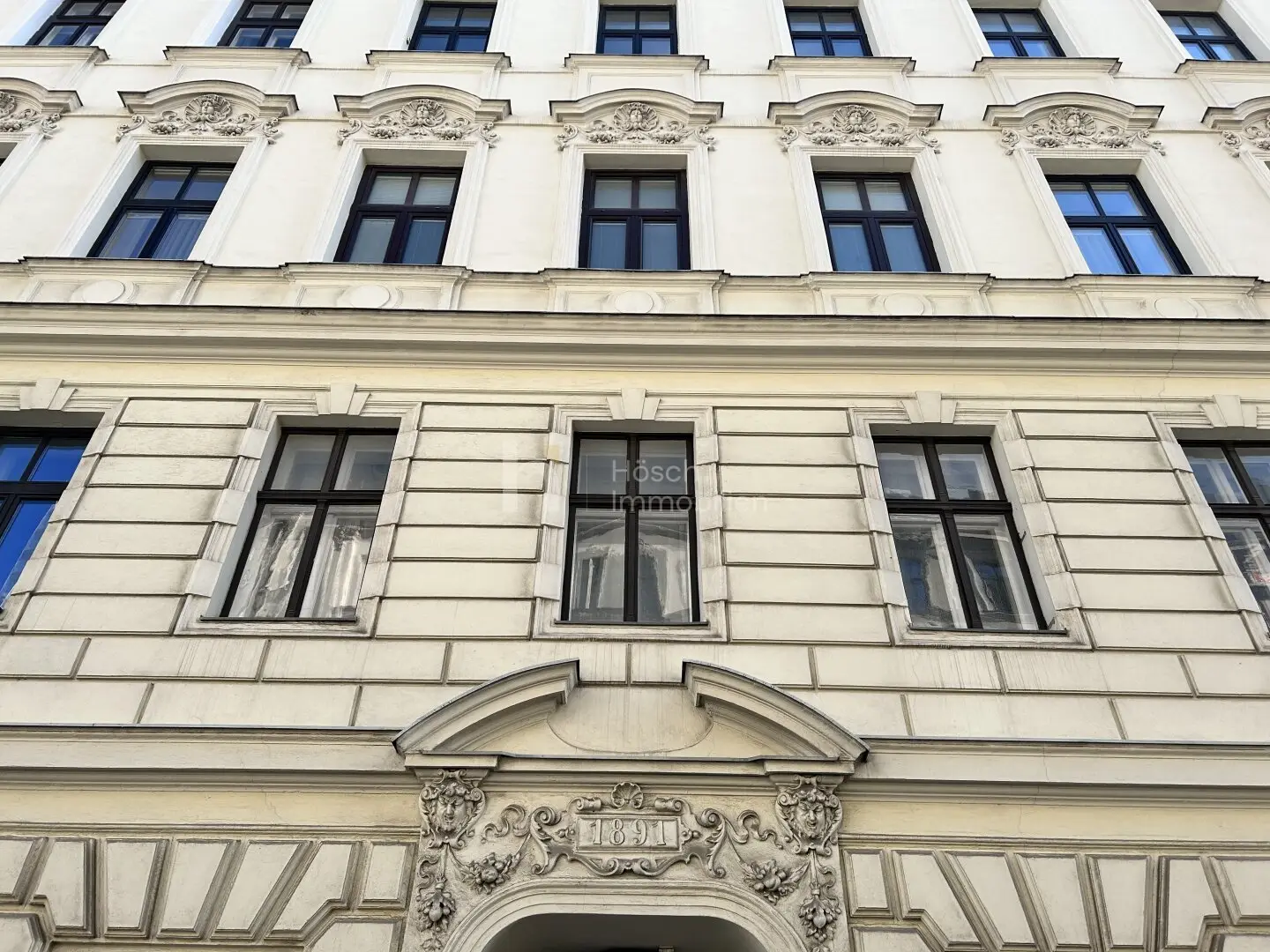 Short-term rental in a top location, two units in need of renovation with Airbnb & Co. possible
