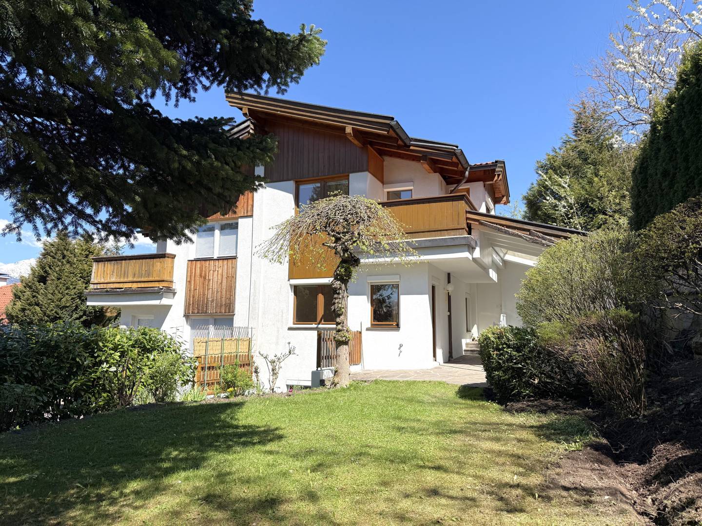 Well-maintained semi-detached house with terrace and garden in Sistrans