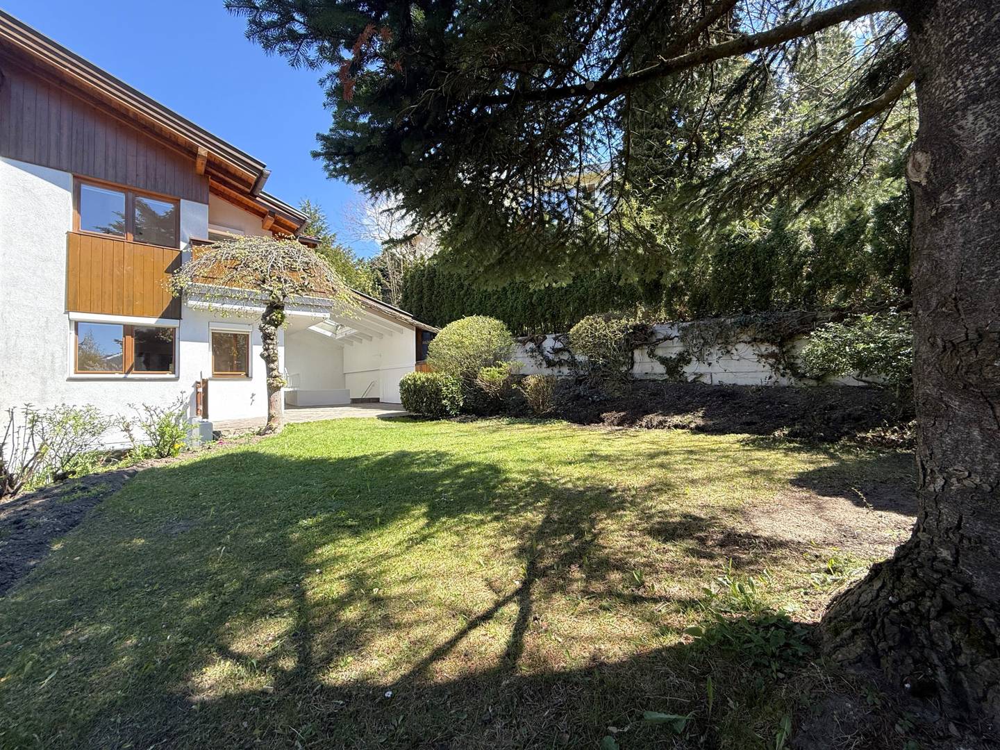 Well-maintained semi-detached house with terrace and garden in Sistrans
