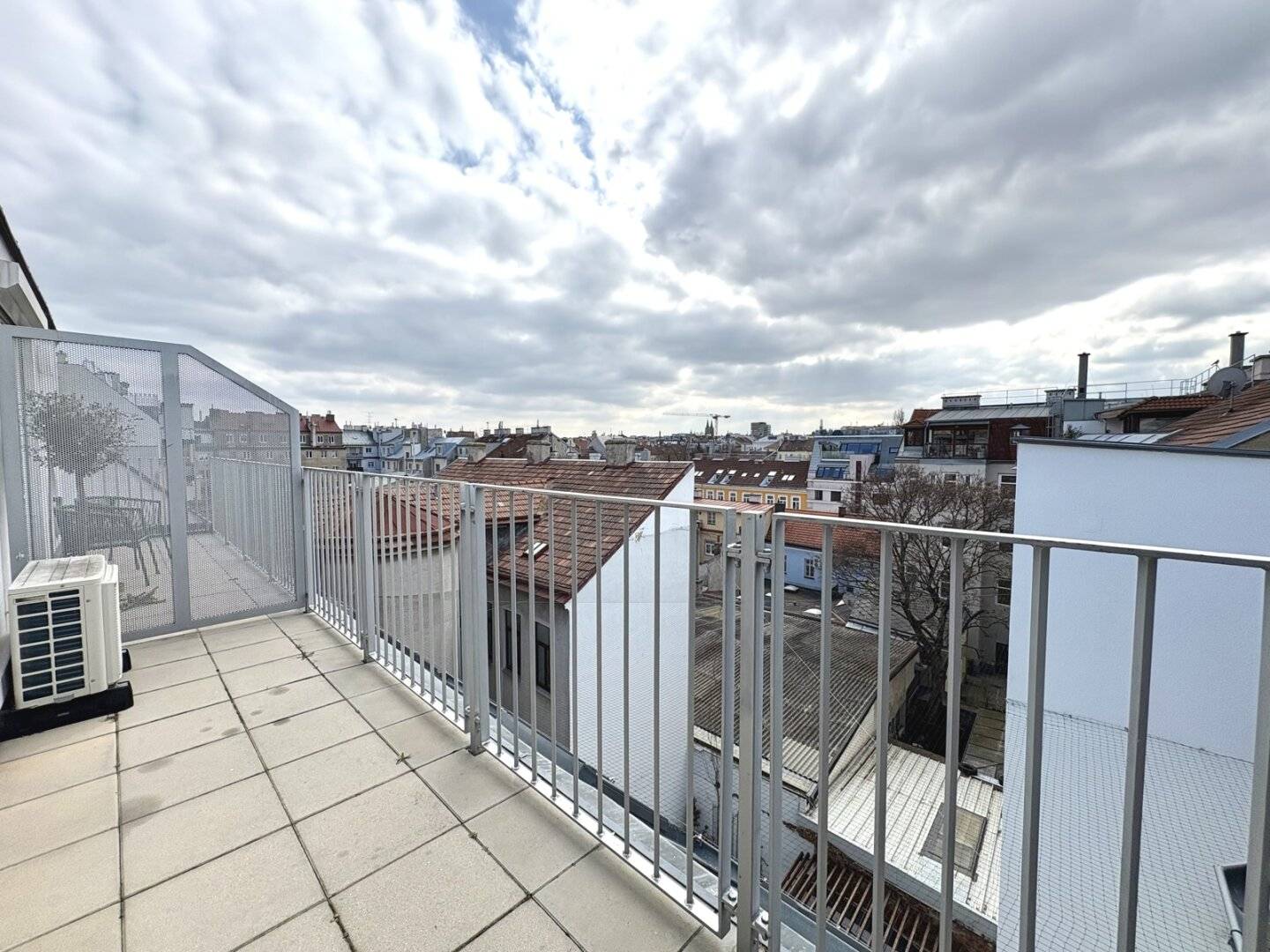 Air conditioned Maisonette apartment with terrace near AKH