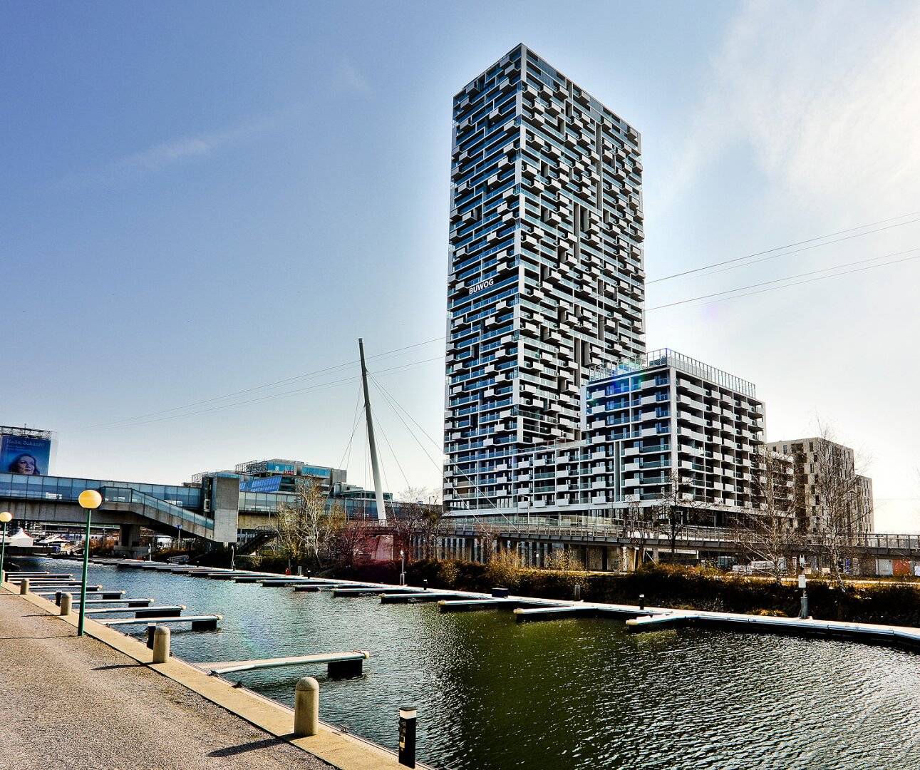 Marina Tower Living - Urban Lifestyle with Panoramic Views