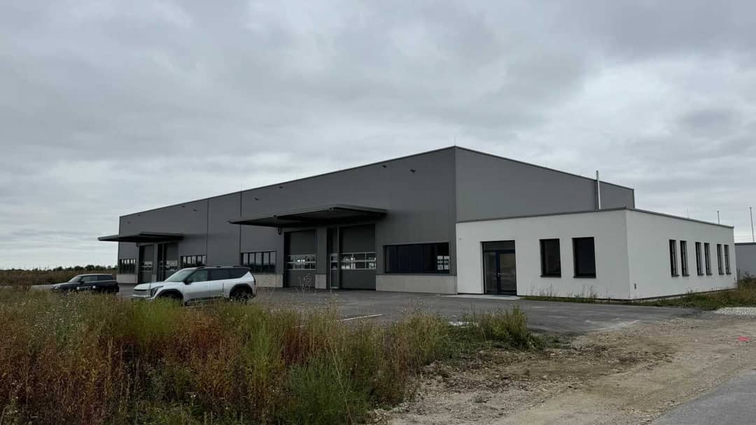 Commercial Hall with Office in Münchendorf