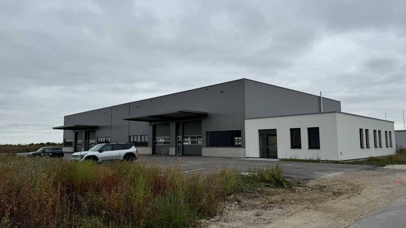 Commercial Hall with Office in Münchendorf