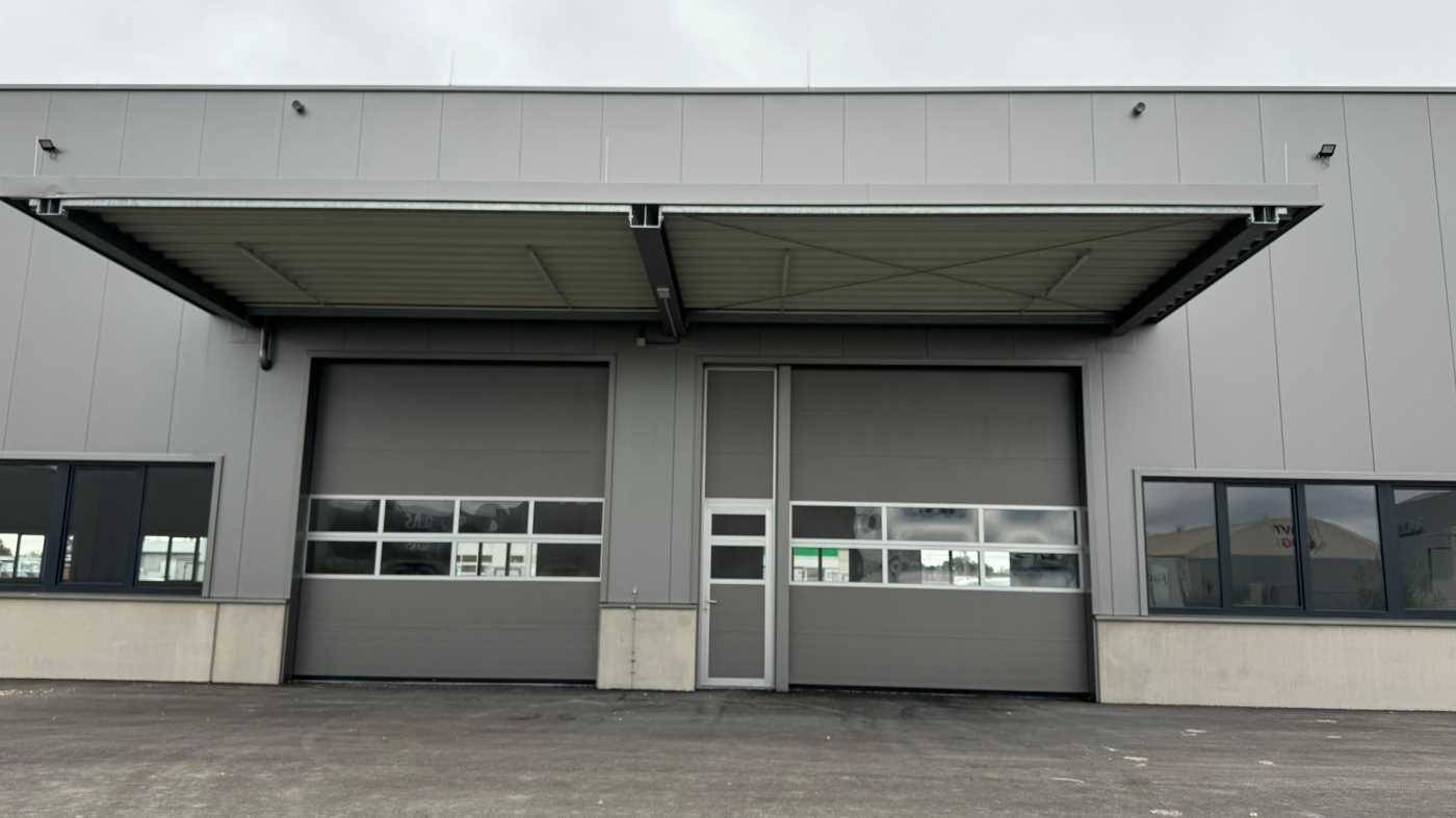 Commercial Hall with Office in Münchendorf