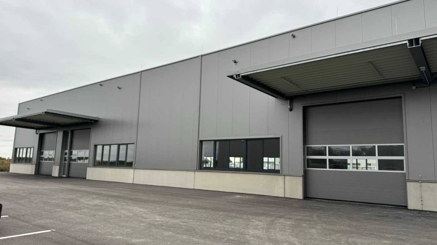 Commercial Hall with Office in Münchendorf