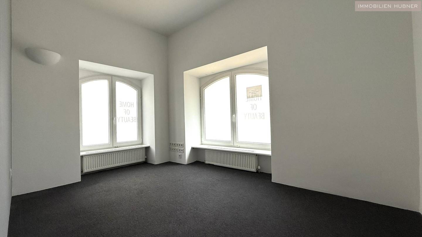 Zentral begehbares Büro (viele Zimmer) mit Loggia am SPITTELBERG!