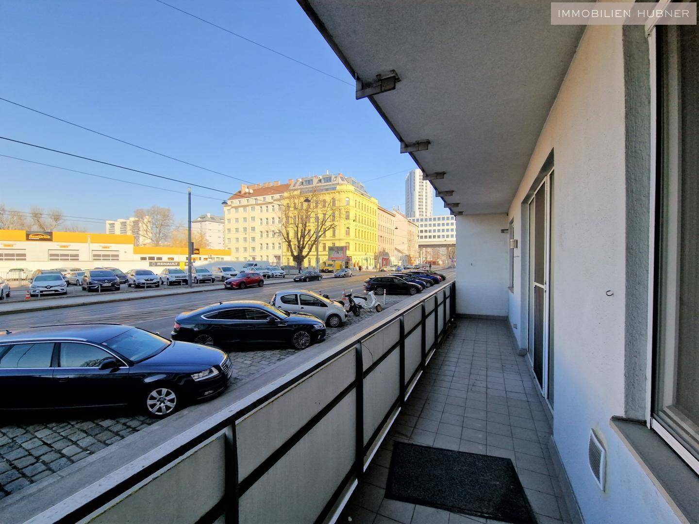 Apartment with large loggia near U6