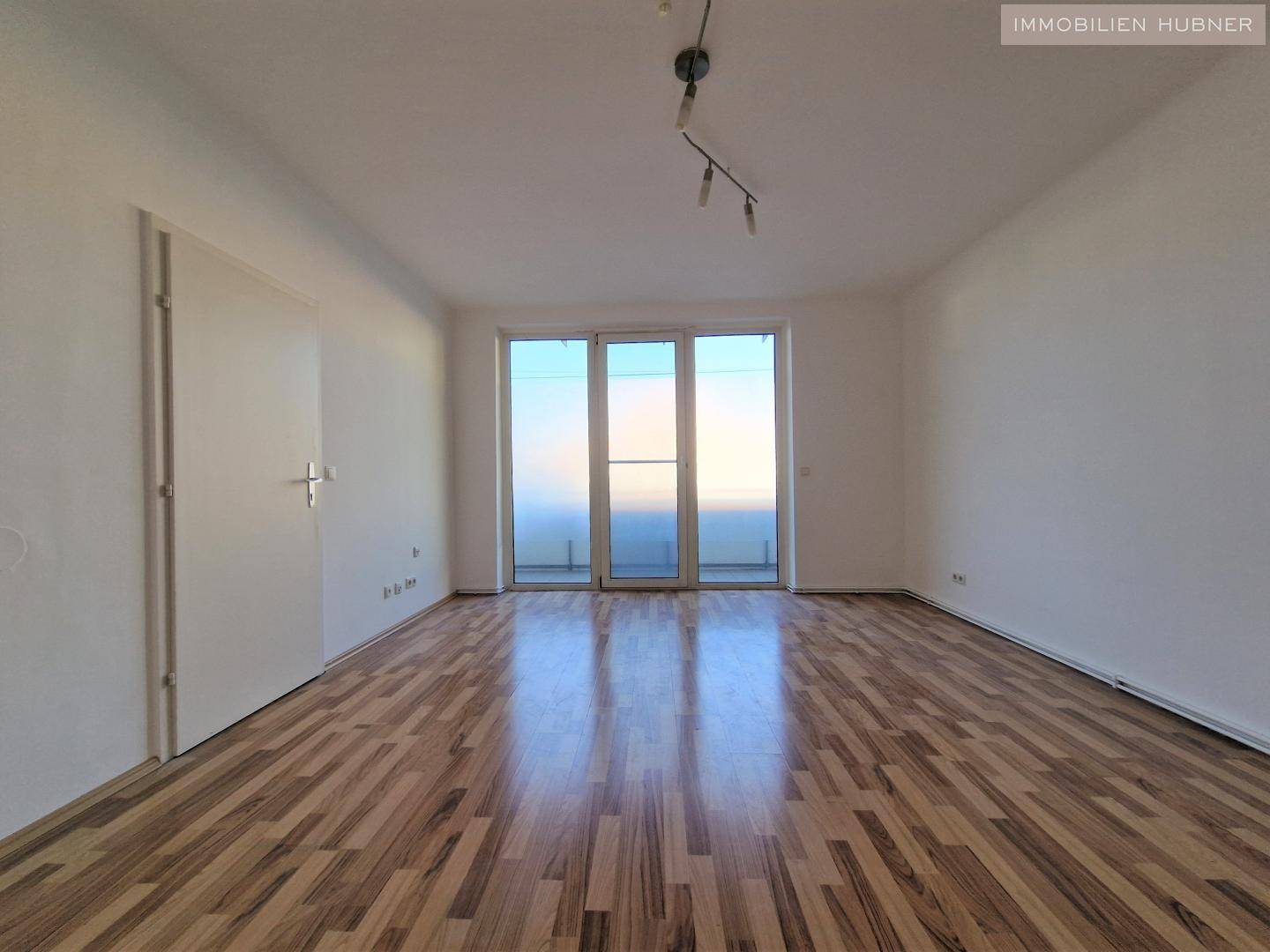 Apartment with large loggia near U6